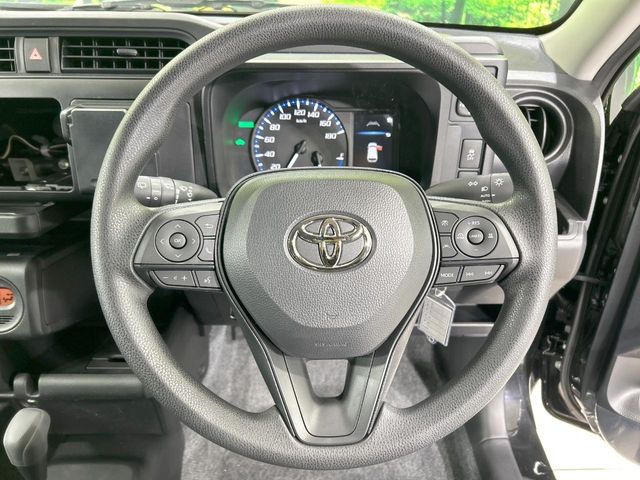 �C���e���A�ɍ��킹���f�U�C���̃X�e�A�����O�́A�^�]�������̂��Ƃ��l���A�^�]���₷���`��A�傫���ł��B�����x�A���ۂɐG���Ă��m���߂��������B