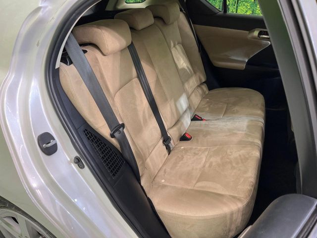 後部座席も気になるようなキズ・汚れやへたり等、大きなダメージはなく、良好な状態です。