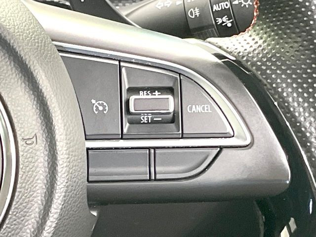 【クルーズコントロール】高速道路もラクラク走行。アクセルを離しても一定速度で走行ができ、長距離運転時の負担を軽減!加速・減速も簡単なスイッチ操作で調整できます。