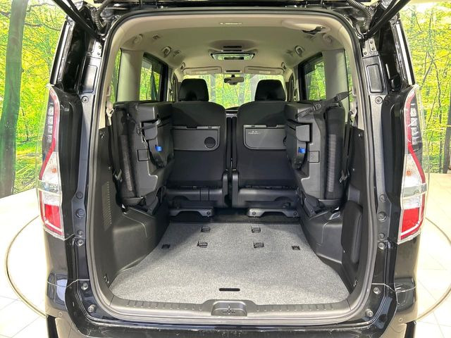 後席を格納すると、これだけの広さが!シーンに合わせたシートアレンジで、大きな荷物も積むことが出来ます♪