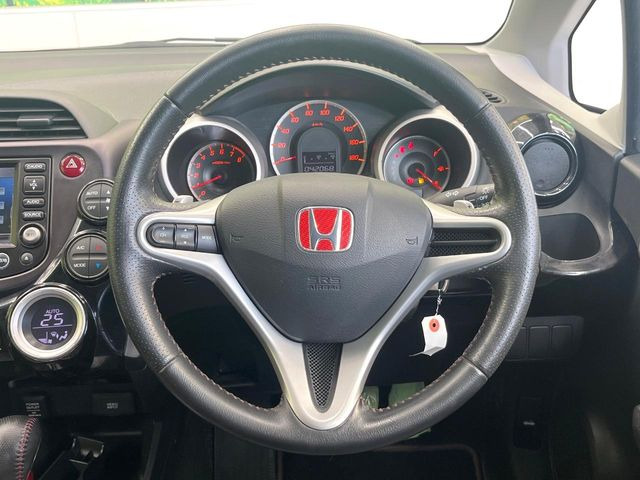 �y�����v�����X�e�A�����O�z�㎿�Ȋv���g�p���邱�ƂŁA��ɂ����������݂ƂĂ��^�]���₷���n���h���ł���