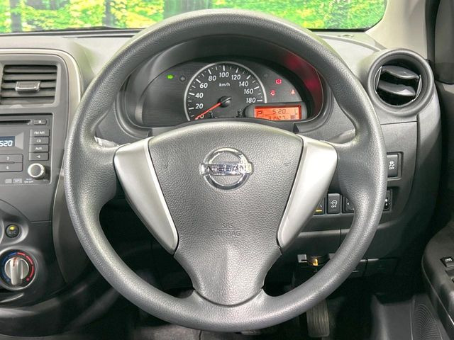 �C���e���A�ɍ��킹���f�U�C���̃X�e�A�����O�́A�^�]�������̂��Ƃ��l���A�^�]���₷���`��A�傫���ł��B�����x�A���ۂɐG���Ă��m���߂��������B