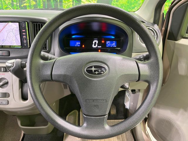 �C���e���A�ɍ��킹���f�U�C���̃X�e�A�����O�́A�^�]�������̂��Ƃ��l���A�^�]���₷���`��A�傫���ł��B�����x�A���ۂɐG���Ă��m���߂��������B