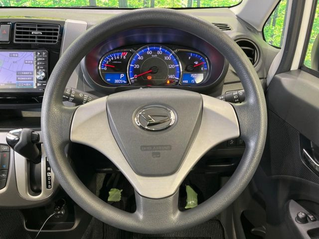 �C���e���A�ɍ��킹���f�U�C���̃X�e�A�����O�́A�^�]�������̂��Ƃ��l���A�^�]���₷���`��A�傫���ł��B�����x�A���ۂɐG���Ă��m���߂��������B