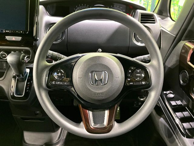 �C���e���A�ɍ��킹���f�U�C���̃X�e�A�����O�́A�^�]�������̂��Ƃ��l���A�^�]���₷���`��A�傫���ł��B�����x�A���ۂɐG���Ă��m���߂��������B