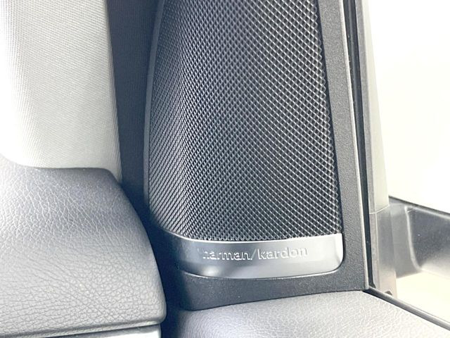 ●harman/kardonサウンドシステム:オーディオ専門メーカーが手掛けるプレミアムスピーカーを装備。多数のスピーカーから、音の粒立ちまで分かる高品質な音楽をお楽しみいただけます。