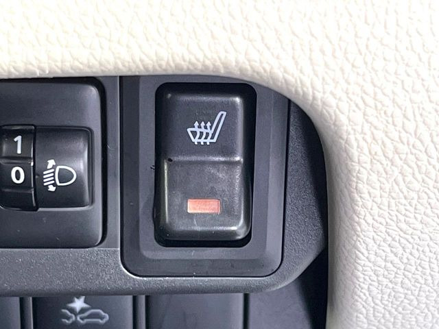 【シートヒーター】寒い日に重宝するシートヒーター!エアコンより早く温まってくれるので寒がりの人も安心ですね♪エアコンの温風は乾燥するから苦手、という方にもをおすすめです。