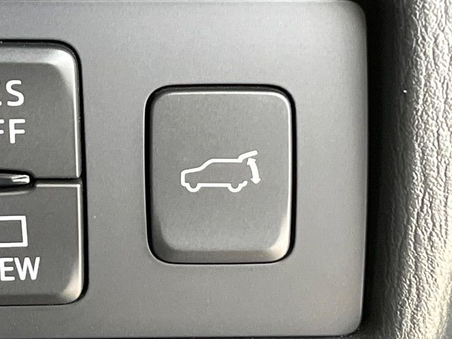【パワーバックドア】スマートキーや運転席のボタンを押すだけでリアゲートが自動で開閉します!荷物を持っている時や、高い位置にあるバックドアを閉める際に便利な機能です♪