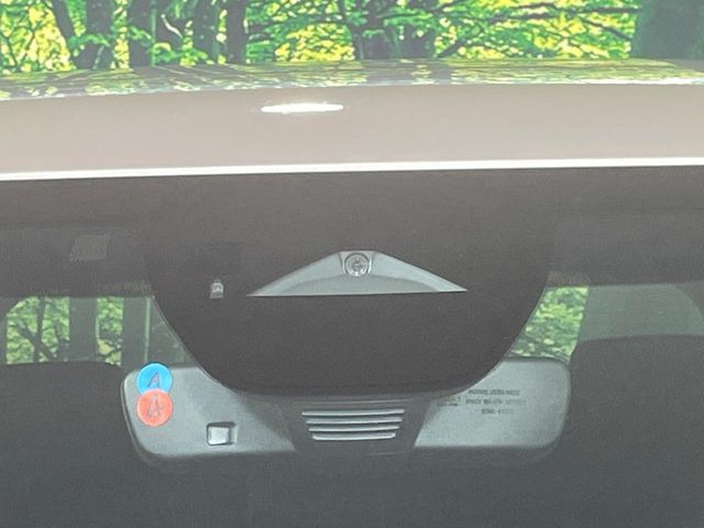 【i-ACTIVESENSE】走行中に前方の車両等を認識し、衝突しそうな時は警報とブレーキで衝突回避と被害軽減をアシスト。より安全にドライブをお楽しみいただけます。