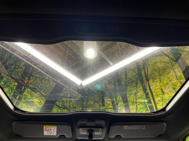 【ガラスルーフ】ガラスルーフ搭載で車内の解放感が一気にアップ!開放的なドライブをお楽しみいただけます。