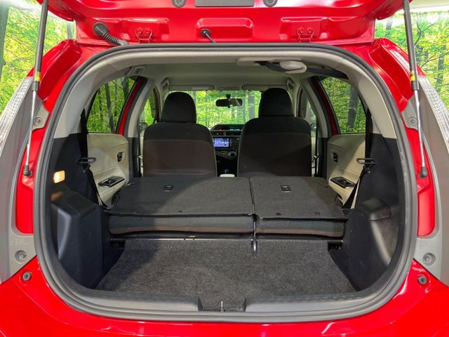 ���i�̂���������ʋ΁A���}���ɏ\���ȉ׎��X�y�[�X���m�ۂ��Ă���܂��B�Z�J���h�V�[�g��|���ƁA�傫�ȉו��̐ύڂ��\�ł���