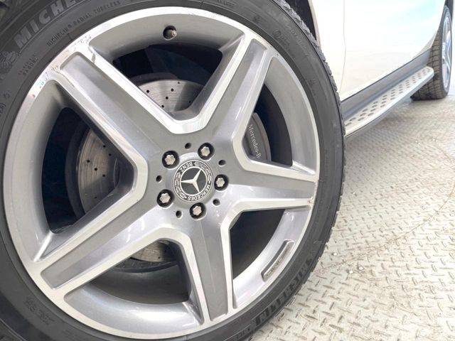 ●純正20インチアルミホイール:輸入車ならではの卓越した走りを支えるホイールと足回りです!日本車の走りに慣れている方にもぜひ体感して頂きたいほど、高いレベルでまとまっています!