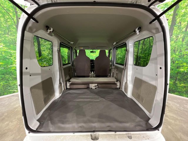 ���i�̂���������ʋ΁A���}���ɏ\���ȉ׎��X�y�[�X���m�ۂ��Ă���܂��B�Z�J���h�V�[�g��|���ƁA�傫�ȉו��̐ύڂ��\�ł���