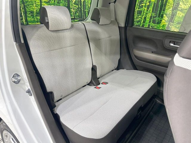 後部座席も気になるようなキズ・汚れやへたり等、大きなダメージはなく、良好な状態です。