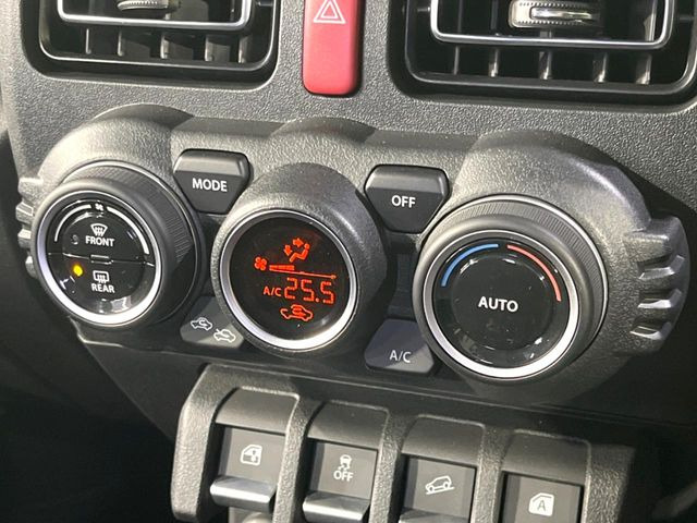 【オートエアコン】一度お好みの温度に設定すれば、車内の温度を検知し風量や温度を自動で調整。暑い&hellip;寒い&hellip;と何度もスイッチ操作をする必要はありません。快適な車内空間には必須の機能ですね♪