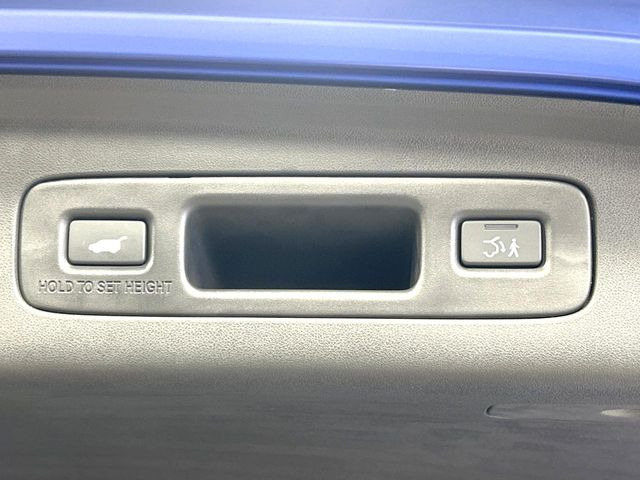 【パワーバックドア】スマートキーや運転席のボタンを押すだけでリアゲートが自動で開閉します!荷物を持っている時や、高い位置にあるバックドアを閉める際に便利な機能です♪