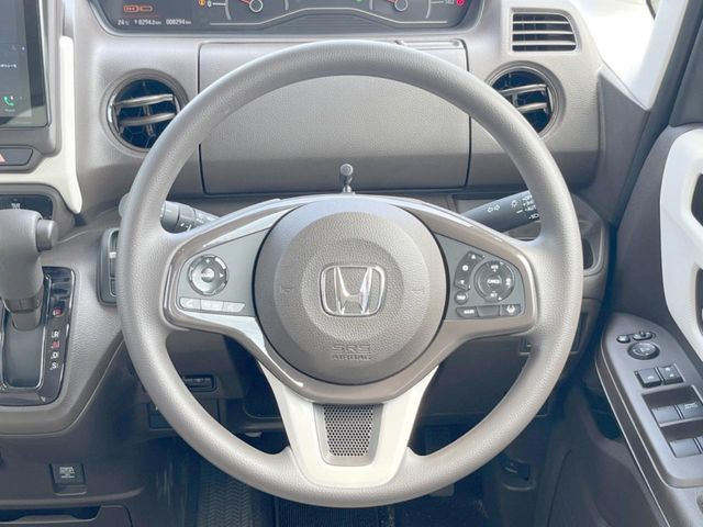 �C���e���A�ɍ��킹���f�U�C���̃X�e�A�����O�́A�^�]�������̂��Ƃ��l���A�^�]���₷���`��A�傫���ł��B�����x�A���ۂɐG���Ă��m���߂��������B