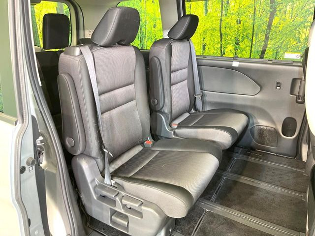 後部座席も気になるようなキズ・汚れやへたり等、大きなダメージはなく、良好な状態です。