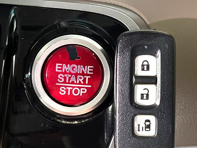 �yHonda�X�}�[�g�L�[�z�J�o����|�P�b�g�ɓ��ꂽ�܂܂ł��h�A�̎{���E�������\�ȃX�}�[�g�L�[�𑕔��B�G���W���̃I���E�I�t�����J�M�����o���K�v����������Ƃ��Ă��֗��ł���