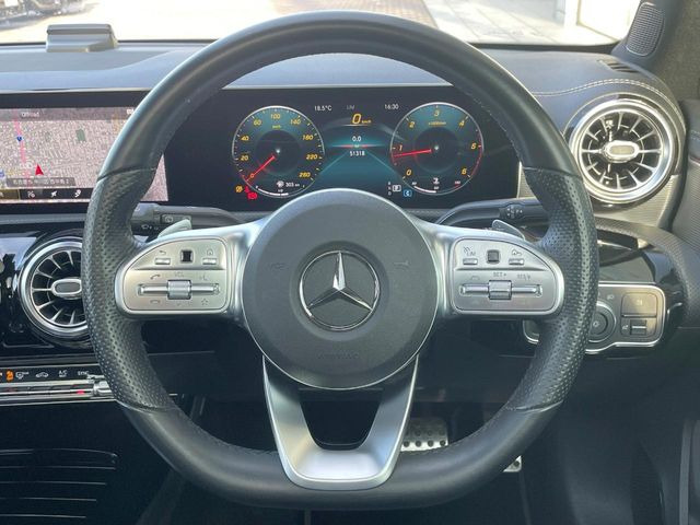 ���}���`�t�@���N�V�����X�e�A�����O:�n���h���̍��E�̃{�^���ŃI�[�f�B�I�̑I���≹�ʂ̒��߂��\�ł��B�n���h�����������������ł���̂ň��S�ł��ˁ�