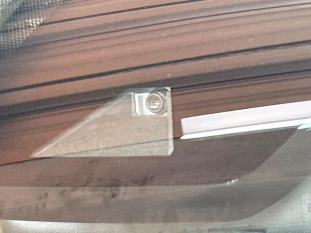 【トヨタセーフティセンス】走行中に前方の車両等を認識し、衝突しそうな時は警報とブレーキで衝突回避と被害軽減をアシスト。より安全にドライブをお楽しみいただけます。