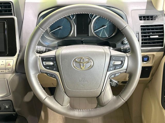 インテリアに合わせたデザインのステアリングは、運転される方のことも考え、運転しやすい形状、大きさです。是非一度、実際に触ってお確かめください。