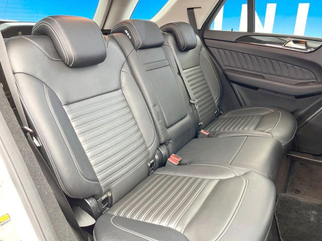 ●後部座席も気になるようなキズ・汚れやへたり等、大きなダメージはなく、良好な状態です。