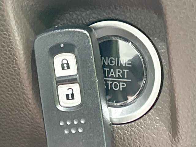 【Hondaスマートキー】カバンやポケットに入れたままでもドアの施錠・解錠が可能なスマートキーを装備。エンジンのオン・オフ時もカギを取り出す必要が無いからとっても便利です♪