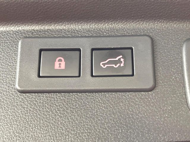 【パワーバックドア】スマートキーや運転席のボタンを押すだけでリアゲートが自動で開閉します!荷物を持っている時や、高い位置にあるバックドアを閉める際に便利な機能です♪