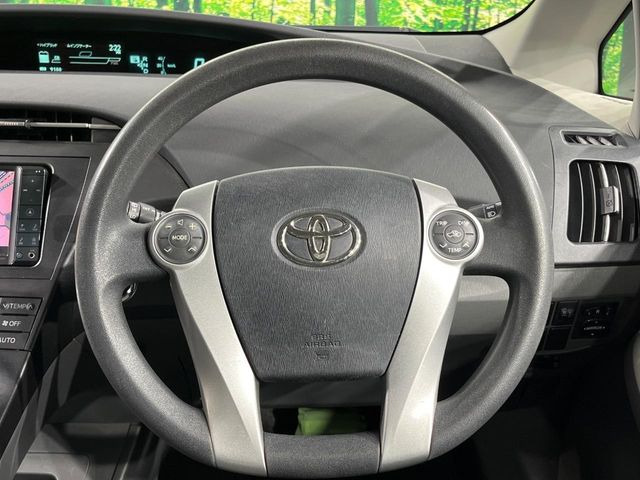 �C���e���A�ɍ��킹���f�U�C���̃X�e�A�����O�́A�^�]�������̂��Ƃ��l���A�^�]���₷���`��A�傫���ł��B�����x�A���ۂɐG���Ă��m���߂��������B