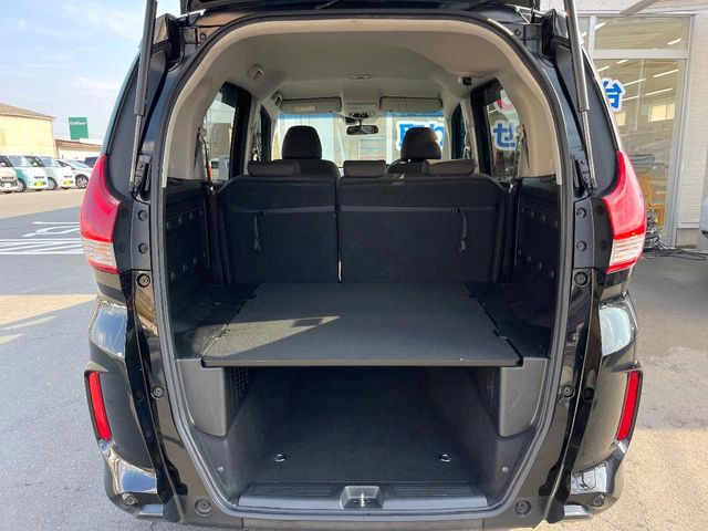 ���i�̂���������ʋ΁A���}���ɏ\���ȉ׎��X�y�[�X���m�ۂ��Ă���܂��B�Z�J���h�V�[�g��|���ƁA�傫�ȉו��̐ύڂ��\�ł���