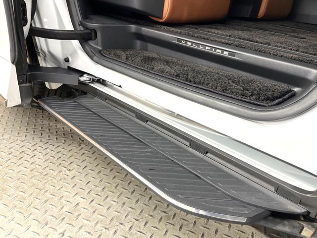 メーカーオプションの【ユニバーサルステップ】を装備。スライドドアと連動したステップにより、小さなお子様の乗り降りがし易くなります♪