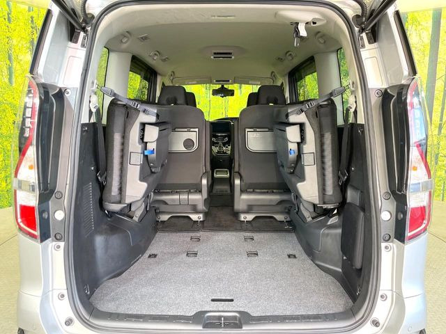 後席を格納すると、これだけの広さが!シーンに合わせたシートアレンジで、大きな荷物も積むことが出来ます♪