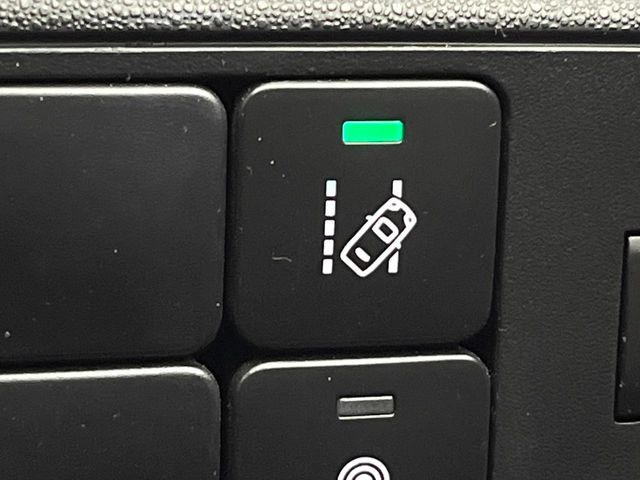 ●レーンキーピングアシスト:走行車線の逸脱を教えてくれる機能。走行時に、クルマが車線から外れていることをカメラが検知すると、ステアリングを微振動させてドライバーに警告します。