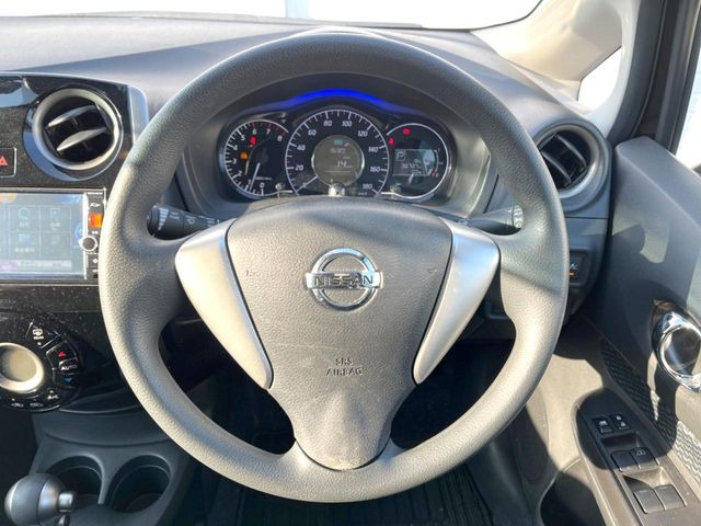 �C���e���A�ɍ��킹���f�U�C���̃X�e�A�����O�́A�^�]�������̂��Ƃ��l���A�^�]���₷���`��A�傫���ł��B�����x�A���ۂɐG���Ă��m���߂��������B