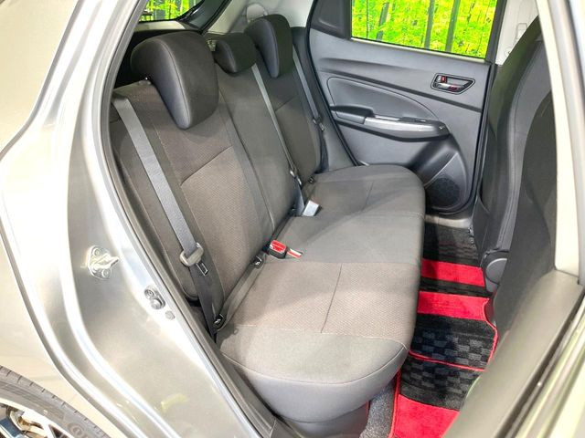 後部座席も気になるようなキズ・汚れやへたり等、大きなダメージはなく、良好な状態です。