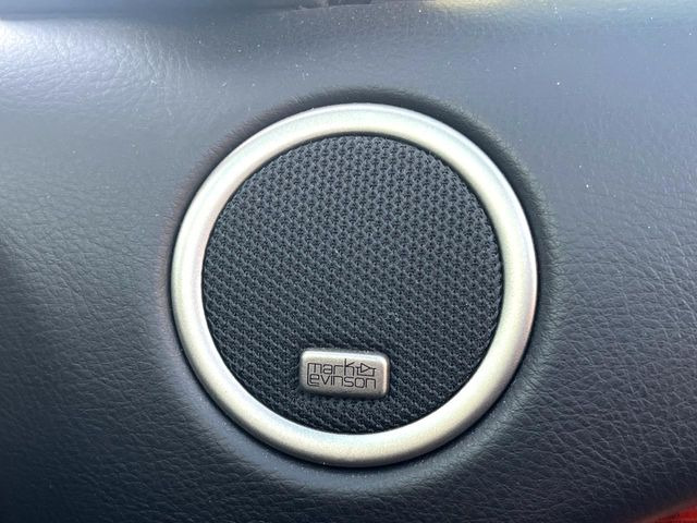 【マークレビンソンサウンドシステム】メーカーオプションの高品位サウンドシステムを搭載。専用のチューニングが施された大小様々なスピーカーから良質なサウンドが奏でられ、臨場感あふれる音響空間を演出します。