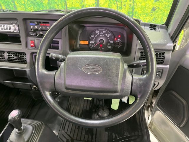 �C���e���A�ɍ��킹���f�U�C���̃X�e�A�����O�́A�^�]�������̂��Ƃ��l���A�^�]���₷���`��A�傫���ł��B�����x�A���ۂɐG���Ă��m���߂��������B