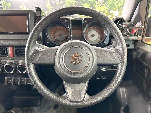 �C���e���A�ɍ��킹���f�U�C���̃X�e�A�����O�́A�^�]�������̂��Ƃ��l���A�^�]���₷���`��A�傫���ł��B�����x�A���ۂɐG���Ă��m���߂��������B