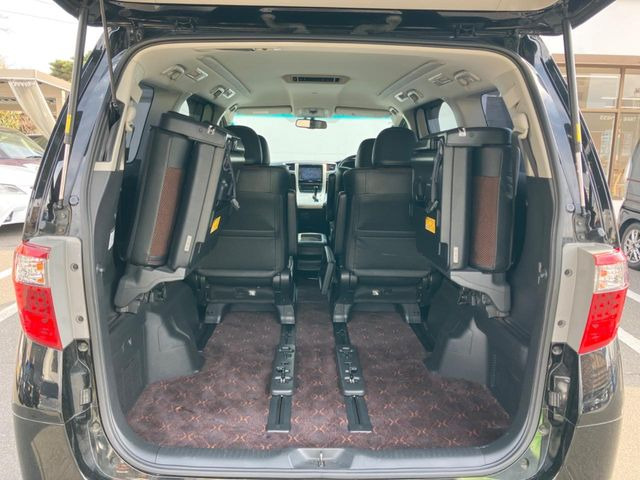 ���i�̂���������ʋ΁A���}���ɏ\���ȉ׎��X�y�[�X���m�ۂ��Ă���܂��B�Z�J���h�V�[�g��|���ƁA�傫�ȉו��̐ύڂ��\�ł���