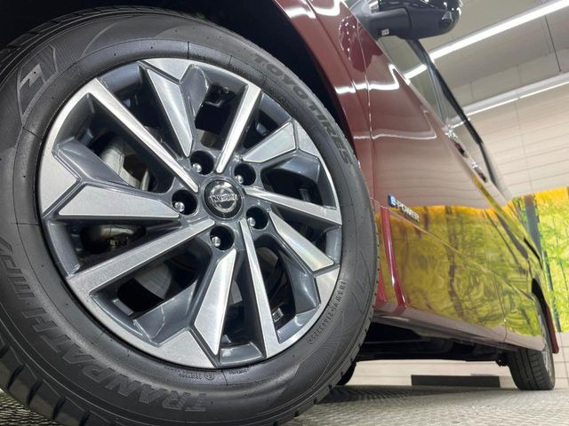 【純正アルミホイール】外観にマッチした純正アルミホイールを装着しております。各種社外アルミホイールや、スタッドレスタイヤも取扱いしております。是非ご相談ください♪