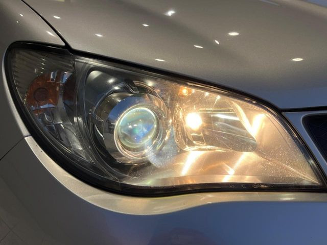 【HIDヘッドライト】非常に明るく前方を照らしてくれるので、悪天候や夜間の走行時も視界良好で安心してお乗りいただけます。