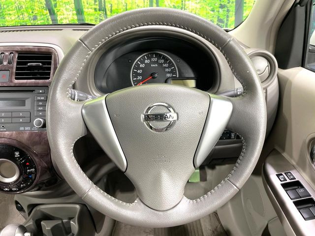 �C���e���A�ɍ��킹���f�U�C���̃X�e�A�����O�́A�^�]�������̂��Ƃ��l���A�^�]���₷���`��A�傫���ł��B�����x�A���ۂɐG���Ă��m���߂��������B