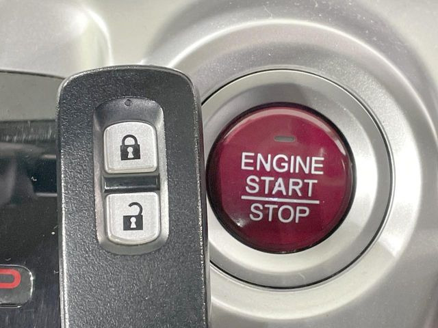 �yHonda�X�}�[�g�L�[�z�J�o����|�P�b�g�ɓ��ꂽ�܂܂ł��h�A�̎{���E�������\�ȃX�}�[�g�L�[�𑕔��B�G���W���̃I���E�I�t�����J�M�����o���K�v����������Ƃ��Ă��֗��ł���