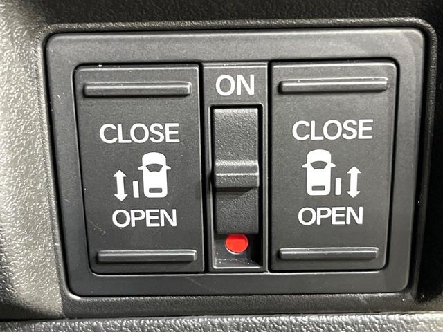【両側パワースライドドア】スマートキーや運転席のスイッチで後席両側スライドドアの開閉が可能♪電動だから力を入れてドアを開ける必要が無く、小さなお子様でも簡単に開け閉めでき快適です♪