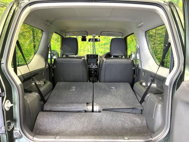 ���i�̂���������ʋ΁A���}���ɏ\���ȉ׎��X�y�[�X���m�ۂ��Ă���܂��B�Z�J���h�V�[�g��|���ƁA�傫�ȉו��̐ύڂ��\�ł���