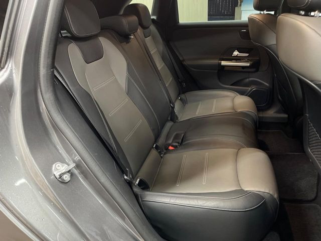 ●後部座席も気になるようなキズ・汚れやへたり等、大きなダメージはなく、良好な状態です。