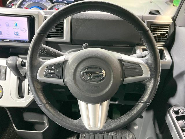 �C���e���A�ɍ��킹���f�U�C���̃X�e�A�����O�́A�^�]�������̂��Ƃ��l���A�^�]���₷���`��A�傫���ł��B�����x�A���ۂɐG���Ă��m���߂��������B