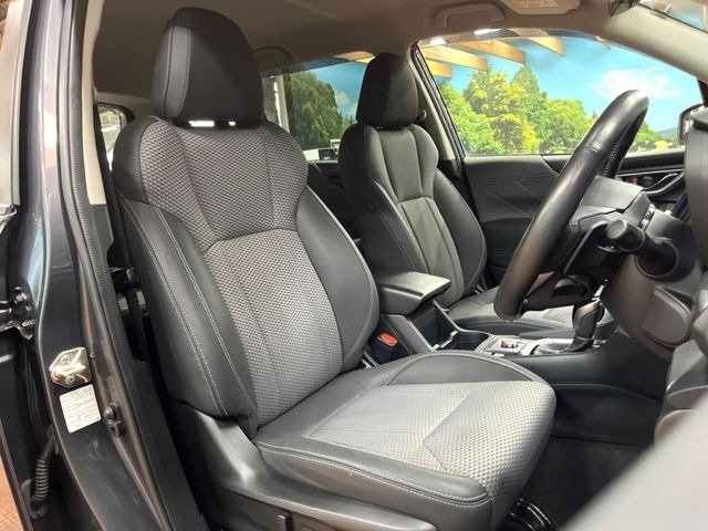 【ハーフレザーシート】高級感と座り心地を両立した人気のシート♪背面・座面のファブリック素材は、通気性の良さや滑りにくさに優れています。気温や服装に左右されず快適にお乗りいただけます。