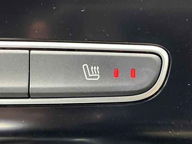 ●フロントシートヒーティング:運転席・助手席共に三段階で調節が可能なシートヒーターを装備しております。季節を問わず快適にご使用いただけます。